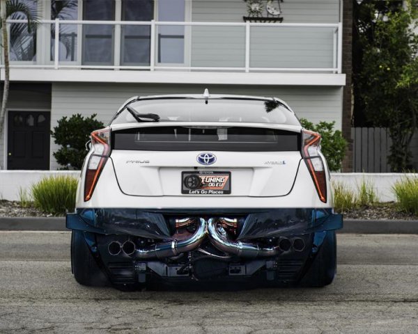 Toyota-Prius-V8-Bi-Turbo-tuningblog.jpeg