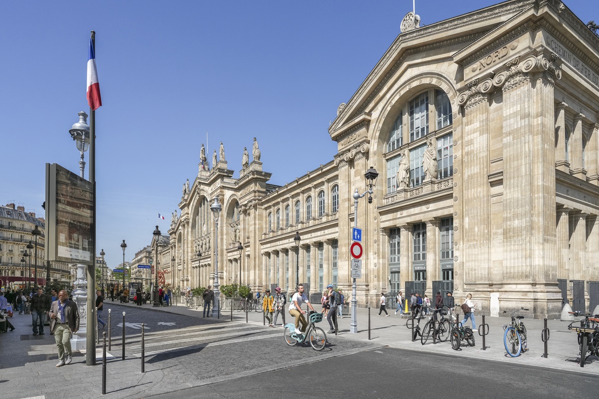 Photo de la place Napoléon III et du parvis de la Gare du Nord Photo de la place Napoléon III et du parvis de la Gare du Nord