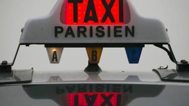 Un syndicat de chauffeurs de taxi s'est indigné jeudi des propos d'Emmanuel Macron qui a cité Uber dans une vidéo postée sur les réseaux sociaux